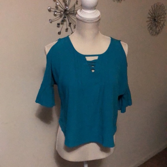 Cute Cold Shoulder Top - Picture 2 of 4